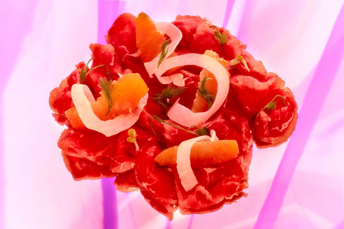Tartare con verdure su fondo magenta